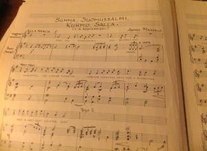 Kansalliskirjastolle luovutetun Armas Maasalon sävellyksen alkuperäiskäsikirjoistus.